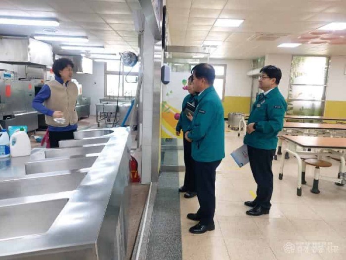 (추가)1.임종식 경북교육감, 신학기 대비 학교 안전 종합점검에 나서!!(신학기 대비 늘봄학교와 통학로 학생 안전과 급식실 산업 안전 등 합동점검 실시)(경주 용강초등학교 급식실 안전점검 모습)_03.jpg