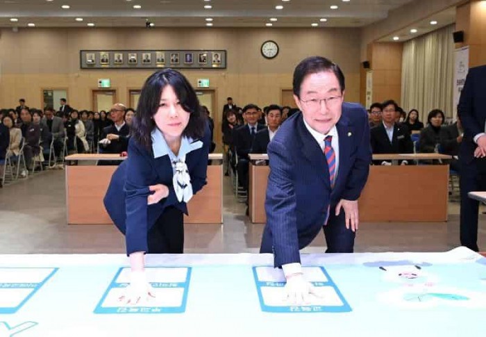 2.경북교육청, 고위공직자 청렴한 공직문화 조성에 앞장(반부패 청렴 실천 의지 표명과 부정부패 근절 솔선수범 결의 다져)(현수막에 청렴 손도장 찍고 있는 임종식 교육감과 권성연 부교육감)_02.jpg