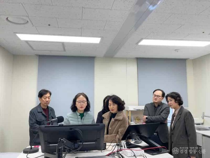 (추가)1.경북교육청, 경북온라인학교 방문해 운영 내실화 방안 협의(교육과정 점검과 대입 효과성 검증 연구 추진으로 내실화 다진다)(온라인학교 스튜디오를 점검하고 있는 이윤화 교육국장)_01.jpg