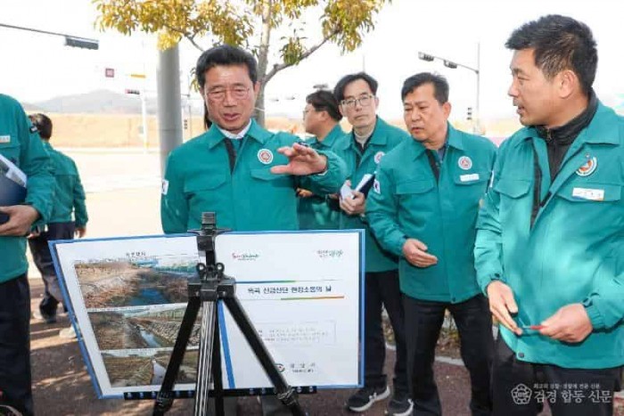 2-1. 정인화 광양시장 시민 건의 현장 찾아 ‘시민·현장 중심 소통 강화’ - 홍보소통실 (신금산단 배수로 환경정비 건의 현장).jpg
