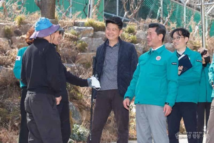 2-2. 정인화 광양시장 시민 건의 현장 찾아 ‘시민·현장 중심 소통 강화’ - 홍보소통실(광영그라운드골프장~큰골약수터 인도 설치 건의~.jpg