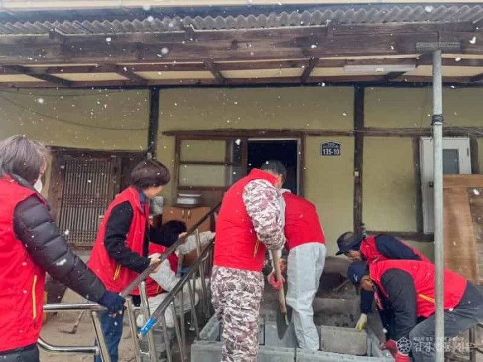 1-2 사진(재능기부로 사랑의 집수리 봉사 나서).jpg