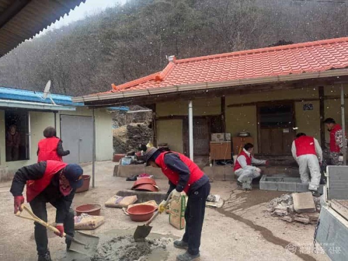 1-3 사진(재능기부로 사랑의 집수리 봉사 나서).jpg