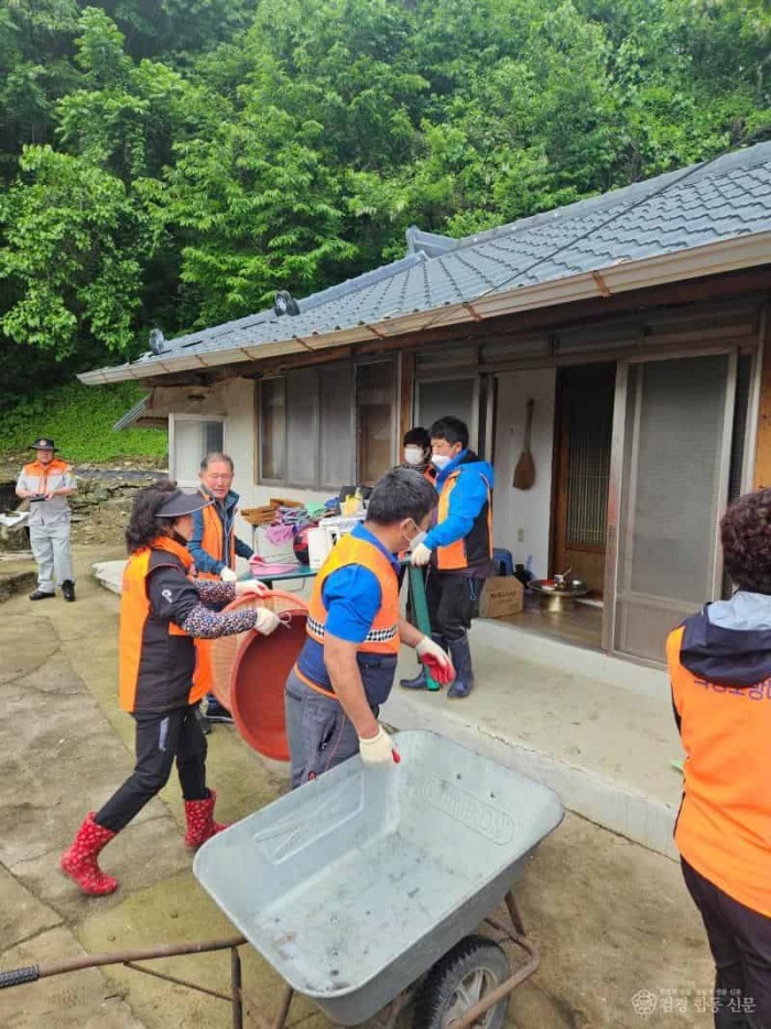 250318-1합천의용소방대 침수가구 수해복구 지원.jpg