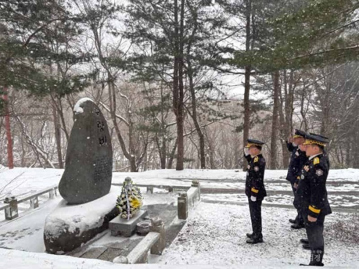 250318-1이동원 신임 경남소방본부장 산청 지리산 순직소방관 위령비 참배.jpg