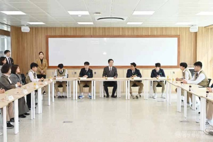 1.경북교육청, 다양성을 품은 글로벌 인재와의 소통의 장 마련!!!(학생들과 소통의 시간을 갖고 있는 임종식 교육감)_01.jpg