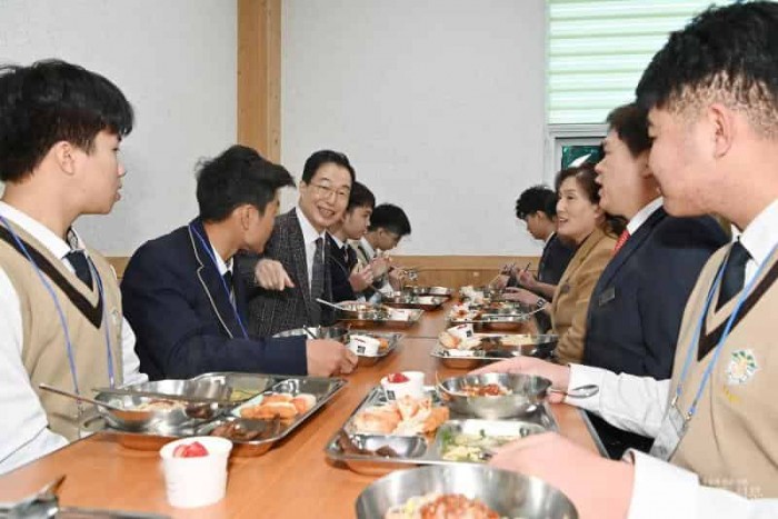 1.경북교육청, 다양성을 품은 글로벌 인재와의 소통의 장 마련!!!(학생들과 식사하며 대화중인 임종식 교육감)_02.jpg