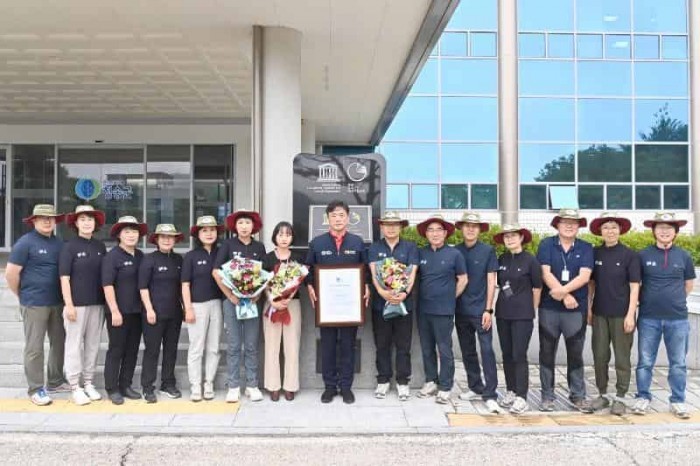 250321보도자료(머무는 여행지로 변신하는 청송군[함께하는 문화관광, 풍요로운 상생경제 조성]-유네스코 세계지질공원 재인증.jpg