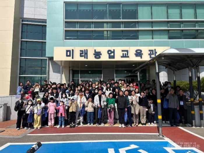 [농촌지원과]흙 속에서 힐링을… 도시농부로 변신한 구미가족 100팀(단체사진).jpg