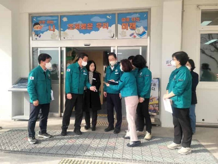 (추가)1.경북교육청, 의성 산불 확산에 따른 ‘산불 대응 비상대책반’ 가동(임종식 경북교육감, 안동 길안초등학교 방문해 산불 대응 점검)_01.jpg