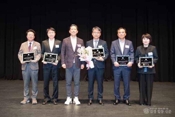 [세정과]지방세 성실납세 유공자 표창 수여(왼쪽부터 1. 박춘희 (주)톱텍 부사장 2. 이준열 삼성메디슨(주) 프로브제조그룹장 3. 김장호 구미시장 4. 이광노 (주)지아이에스 대표 5. 남효태 상신정밀 대표 6. 박경아 소성레이저 대표(배우자)).jpg