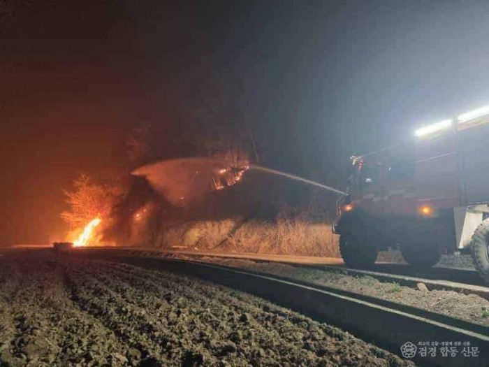 2-4 사진(최악의 산불 앞에 목숨 건 소방대원들, 영양을 살리다).jpg