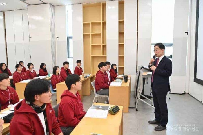 (추가)1.임종식 경북교육감, 나노융합기술원 현장방문...반도체 전문 인력 양성 현장 격려(학생들을 격려하고 있는 임종식 교육감)_01.jpg