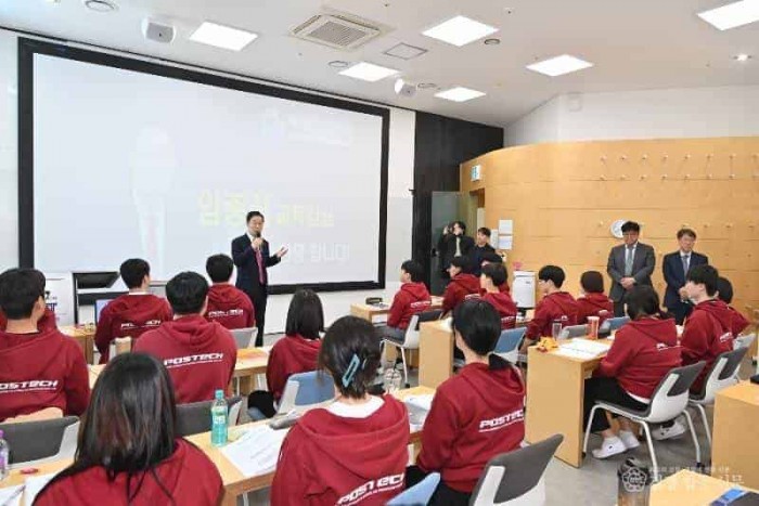 (추가)1.임종식 경북교육감, 나노융합기술원 현장방문...반도체 전문 인력 양성 현장 격려(학생들을 격려하고 있는 임종식 교육감)_02.jpg