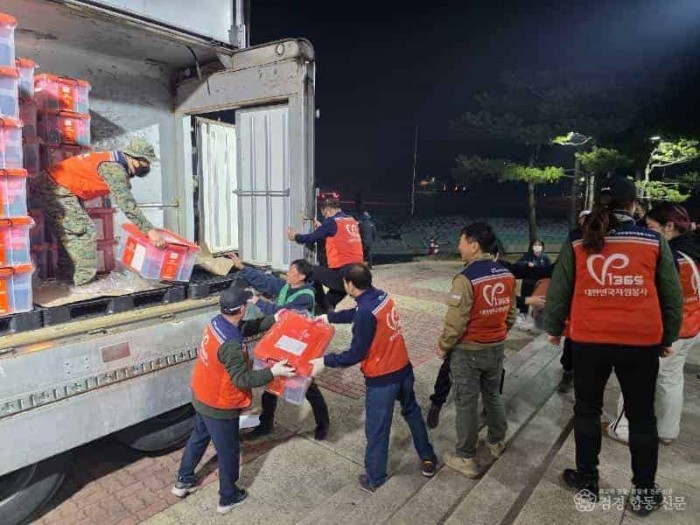 02의성군제공_재능나눔봉사단_의성체육관 물품하차.jpg