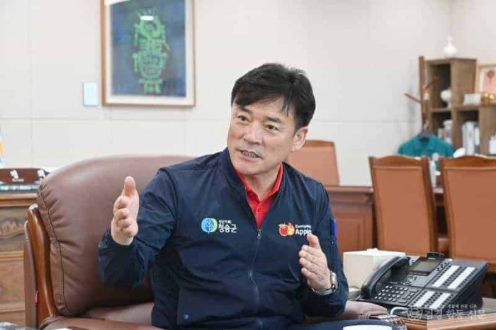 250416보도자료(청송군,‘2025 대한민국 대표 브랜드 대상’석권)-윤경희 청송군수.jpg