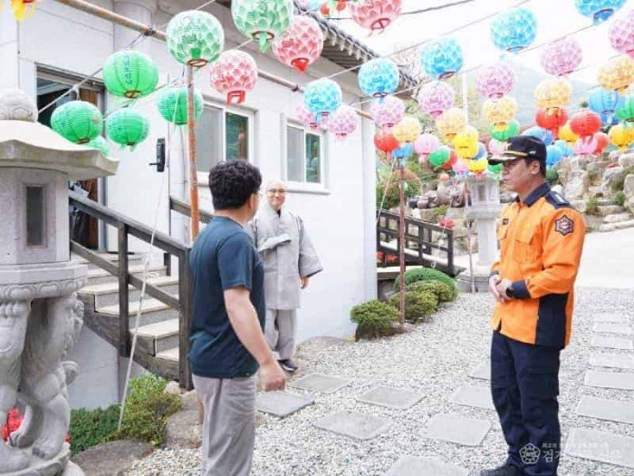250424-3안병석 의창소방서장, 부처님 오신날 대비 구룡사 현장 방문.JPG
