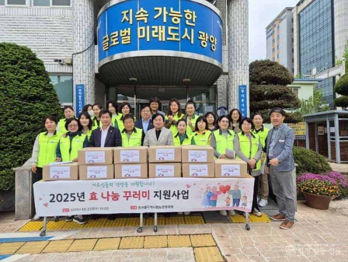 5-1. 중마동지역사회보장협의체, 가정의 달 맞아 ‘효(孝) 나눔 꾸러미’ 전달 - 중마동(단체사진1).jpg