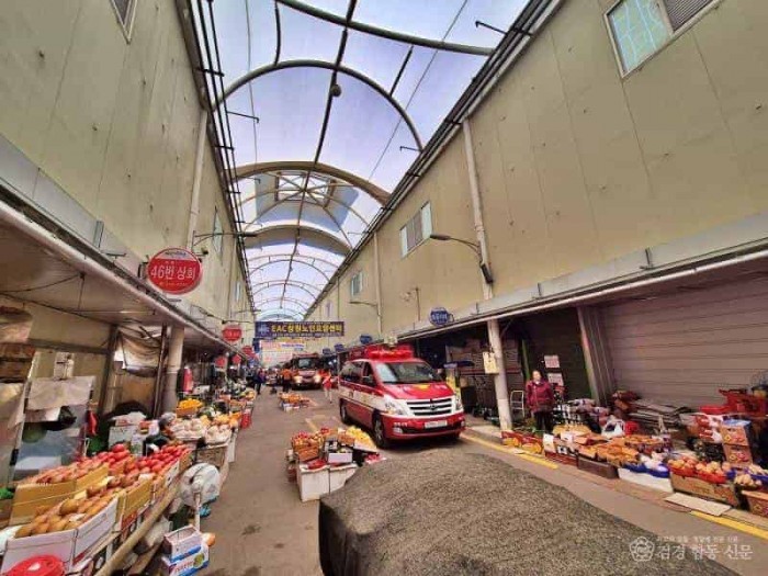 250428-5마산어시장을 소방차가 통과하고 있는 사진.jpg