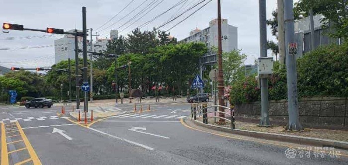 250528-1통영대교 앞 도로와 인도사이 안젠펜스 설치.jpg