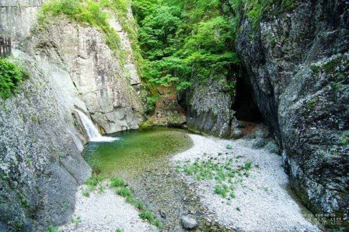 250428보도자료(여행이 곧 기부! 청송으로 떠나자[청송군, 개별관광객 인센티브 지원 사업 실시]-주왕산 용추폭포).jpg