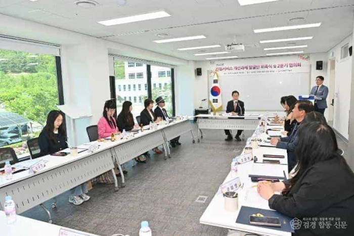 4.경북교육청, 2025년 민원제도 개선을 위한 첫 항해 시작!(민원발굴단 27명 위촉장 수여 및 협의회 개최)(인사말하고 있는 임종식 교육감)_01.jpg