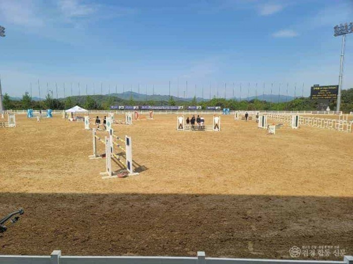 [상주시 국제승마장]은퇴경주마2.jpg