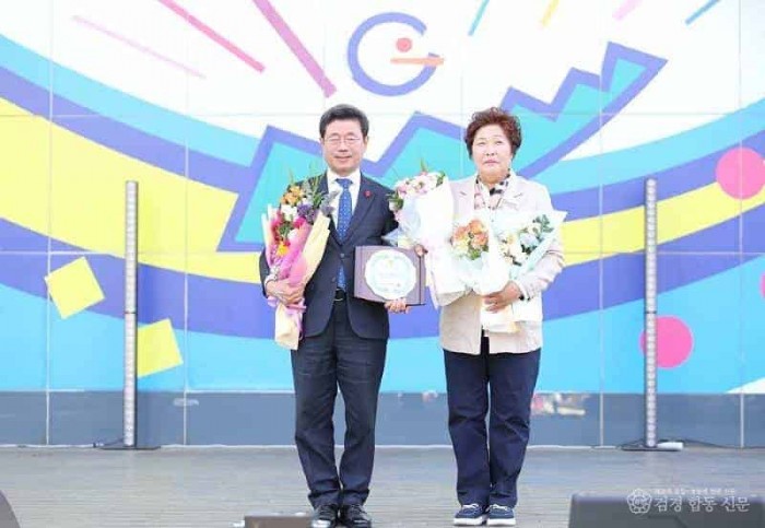 (4. 30.) 중마동, 제53회 어버이날 기념 경로위안행사 개최 - 중마동(도지사상 전수, 정인화 광양시장(좌), 오순선 씨(우)).jpg