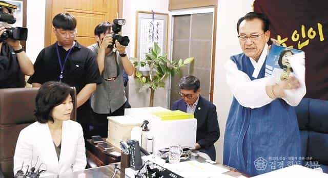 대한노인회장 따귀 때리기 사진.jpg