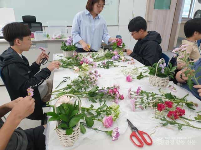 2.경북교육청, ‘학생 심리_정서 회복 프로그램’ 1억 원 지원(‘마음 따뜻한 행복 교육 확대’로 학교 여건에 맞는 교육결손 해소)(김천석천중학교_미니꽃바구니 만들기)_01.jpg