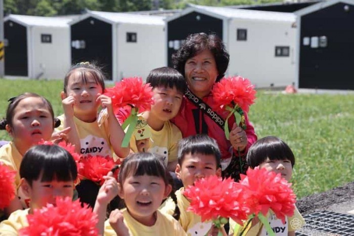 01의성군제공 어린이집 카네이션 전달2.jpg