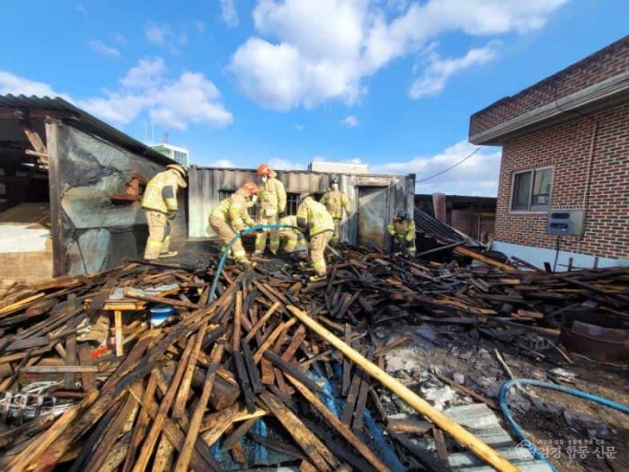 250507-3산림인접주택 화재 예방 수칙 당부.jpg