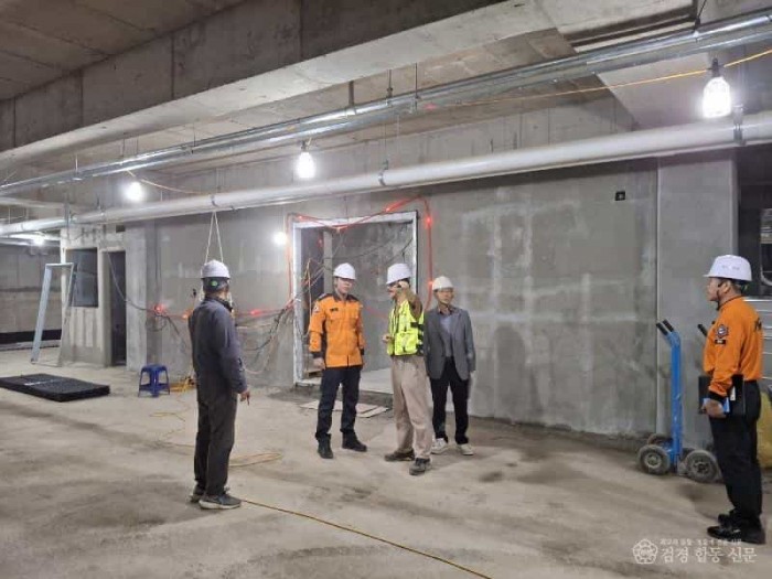 250515-3안병석 의창소방서장, 신축공사장 화재예방 지도 방문.jpg