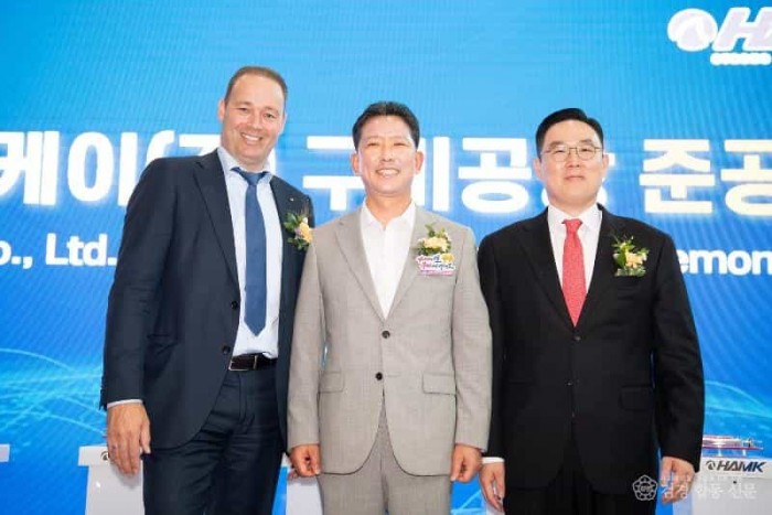 [투자유치과]기념사진(좌-HAI CEO Rob Van Gils  가운데-구미시장 김장호  우-LS전선 대표이사 구본규).jpg