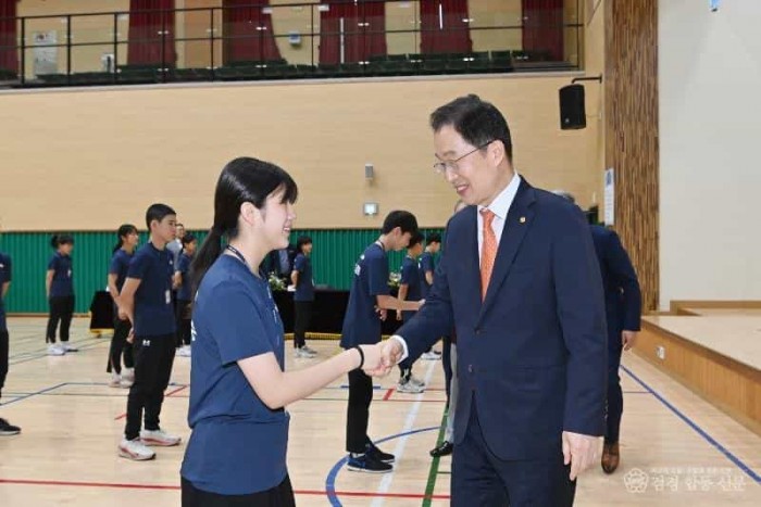 1.경북교육청, 제54회 전국소년체육대회에 1,231명 선수단 파견(초_중 191개교 참가...금메달 38개 포함 총 120개 메달 목표)(스포츠 꿈나무 금메달을 향한 첫걸음)(결단식에서 출전선수를 격려하고 있는 임종식 교육감)_03.JPG