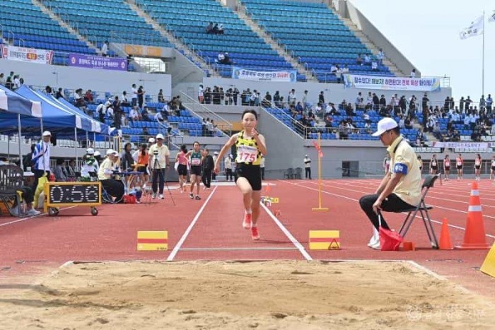 2.경북교육청, 제54회 전국소년체전 육상 종목 ‘금메달 최다 획득’ 쾌거!(제54회 전국소년체전 육상 사전경기에서 금 9, 은 5, 동 10, 총 24개 메달 획득)(오하은_포은초등학교 6년_여초부 멀리뛰기 금)_02.JPG