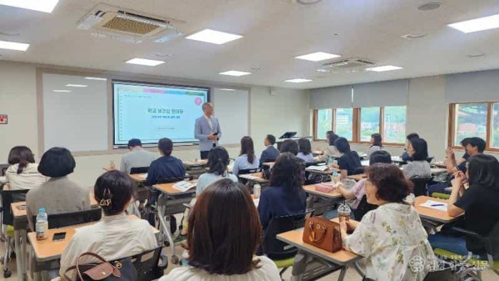 1.경북교육청, 2025년 학교 보건실 현대화 사업 설명회 개최(4억 5천만 원 투입하여 선진화된 보건실로 탈바꿈)(인사말하고 있는 배준성 체육건강과장)_01.jpg