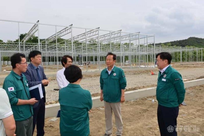 1. 박현국 봉화군수, 스마트팜단지 조성공사 현장방문 추진상황 점검 (1).JPG