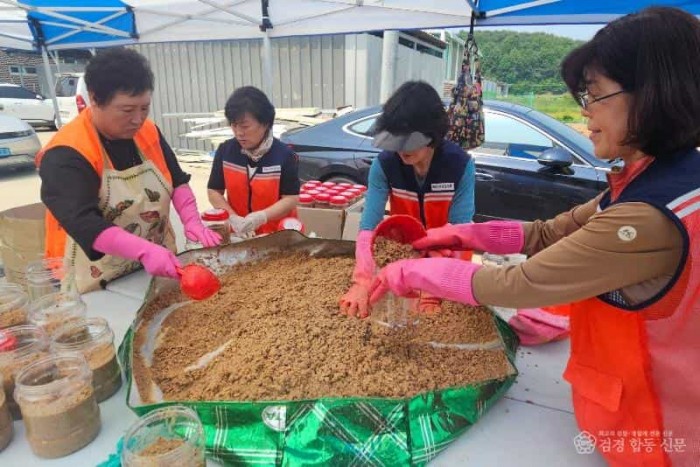 2025 05 29 예천군자원봉사센터 안동시 산불피해 이재민에 고추장 된장 전달(사회복지과)3.jpg