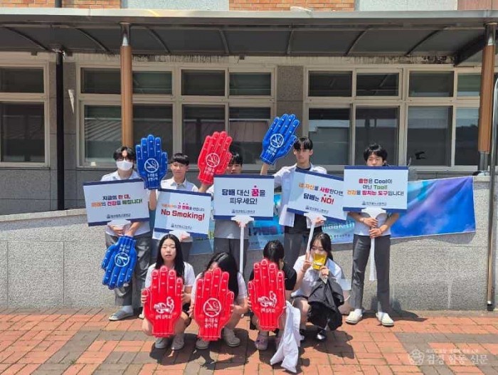 영주-4-1 영주시보건소, 한국철도고등학교에서 ‘세계 금연의 날’ 기념 금연 캠페인을 실시하고 있다.jpg