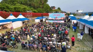 영주-1-1 영주 소백산철쭉제 폐막...“가족 나들이에 쉼(休) 선물”(2025영주 소백산 철쭉제 개막축하공연이 진행되고 있다).jpg