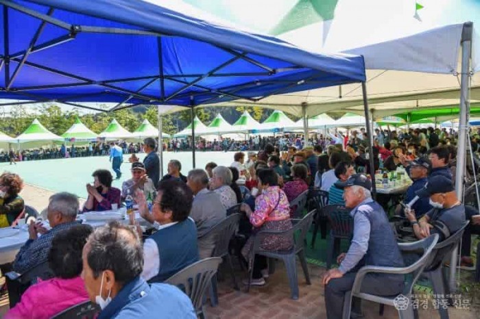 영주-5-4 (참고사진)제23회 3도 접경 주민화합대회 개회식에 참석한 3도 주민들 모습.JPG