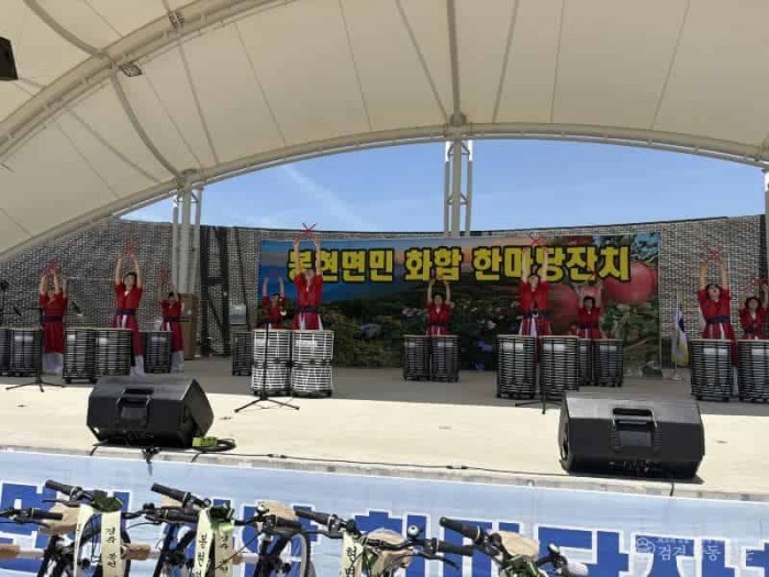 영주-7-1 ‘2025 봉현면민 화합 한마당’ 성황리에 개최(식전행사 풍물공연이 진행되고 있다).jpg