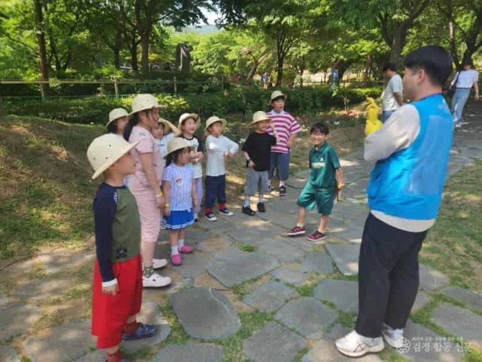 (예천군)예천곤충생태원 따뜻한 날씨 속 나들이객 발길 사로잡아 (2).jpg