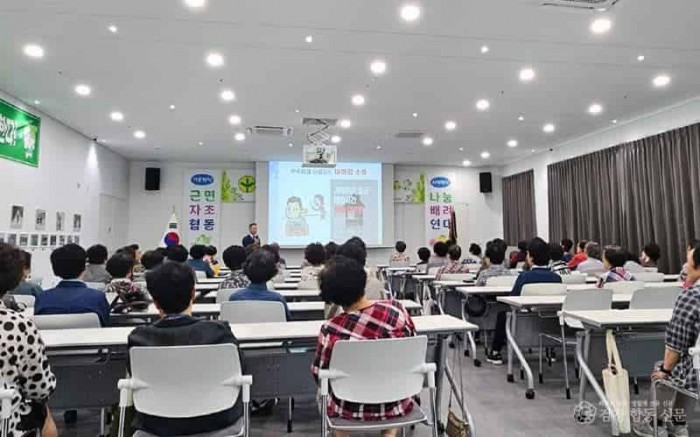 영주-2-1 영주시 새마을 아카데미에 참가한 수강생들이 강의를 듣고 있다.jpg