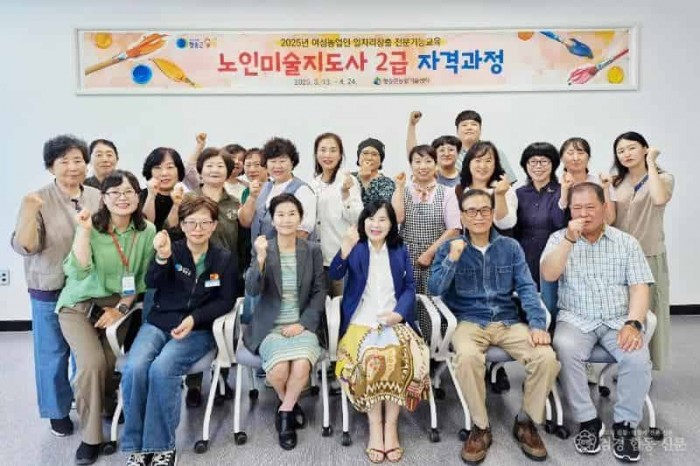 250610보도자료(청송군농업기술센터, 노인미술지도사 2급 자격과정 수료식 개최) (2).jpg