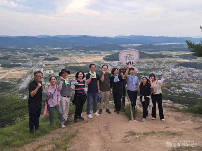 4.경북교육청, 청렴다짐과 자연사랑 한마음 등반대회 개최(본청 직원 300여 명 검무산 오르며 청렴실천의지 다지고 자연보호 앞장서)_02.jpg