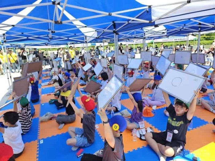 영주-2-2 (참고사진) 지난해 ‘아이! 신나 페스티벌 봄나들이 행사’ 명랑 골든벨 초등부 진행모습.jpg