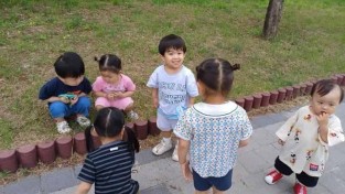 영주-10-3 가흥1동 메타세콰이어길에서 아이들이 쉬고 있다.jpg