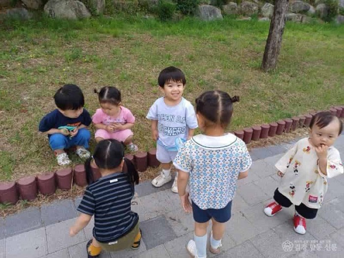 영주-10-3 가흥1동 메타세콰이어길에서 아이들이 쉬고 있다.jpg